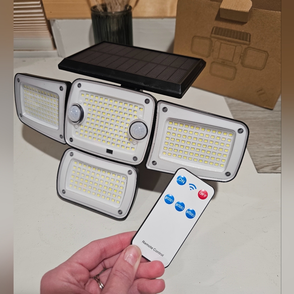 Outdoor Solar Light With Remote NIB - Picture 3 of 6